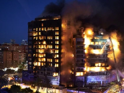 Incendiu de proporţii în Valencia, Spania, un bloc cu 14 etaje a luat foc