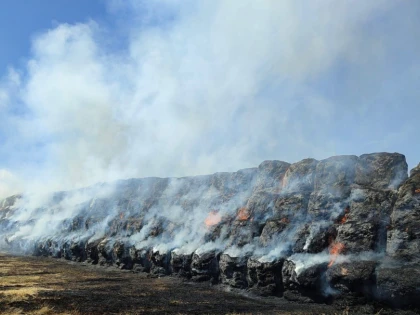 Incendiu de proporții la Birchiș: 1.000 de baloți de paie s-au făcut scrum