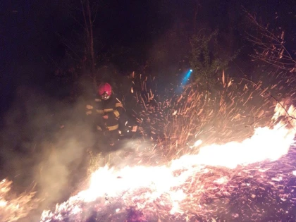 Incendiu de proporții, la Groșeni. Pompierii au luptat trei ore cu flăcările