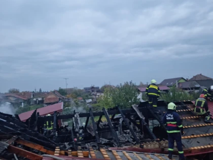 Incendiu de proporții la Nădlac, izbucnit din cauza unei lăzi frigorifice