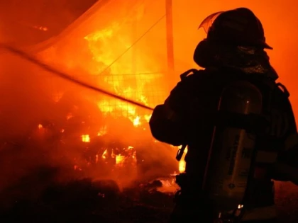 Incendiu devastator la fabrica de vopseluri din Apateu. Pompierii s-au luptat timp de trei ore cu flăcările