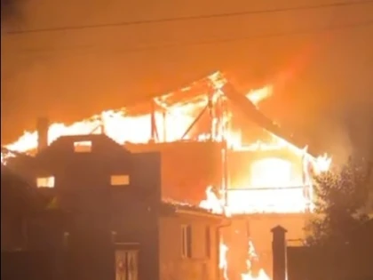 Incendiu devastator la o casă din Felnac. Acoperișul și trei încăperi au fost cuprinse de flăcări
