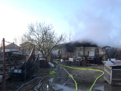 Incendiu în Curtici, la o anexă gospodărească