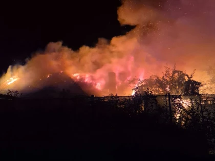 Incendiu în municipiul Arad. Au fost afectate o anexă gospodărească și două locuințe învecinate
