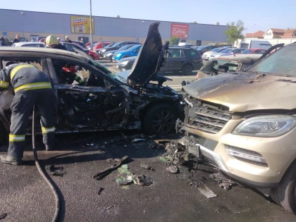 Incendiu în parcarea Kaufland, de pe Banu Mărăcine. Trei autoturisme au fost cuprinse de flăcări