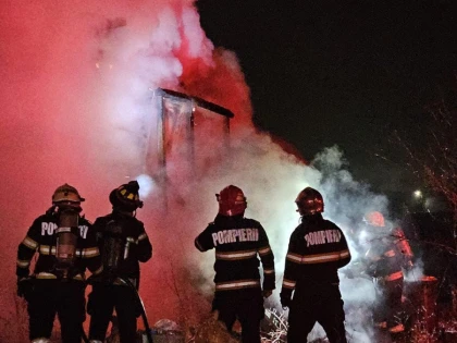 Incendiu în zona balastierei din Micălaca. O anexă gospodărească s-a făcut scrum