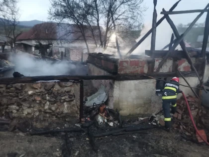 Incendiu într-o gospodărie din Groșeni. Pompierii au luptat 7 ore cu flăcările