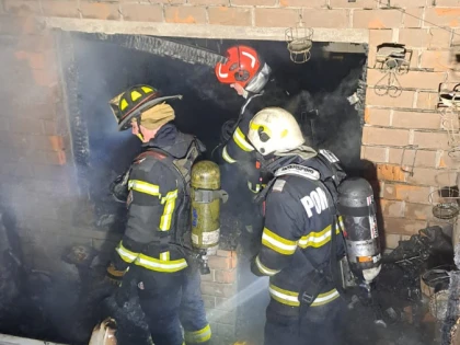 Incendiu într-un bloc de pe Calea Aurel Vlaicu. Zeci de persoane evacuate, o femeie, transportată la spital în stare de inconștiență