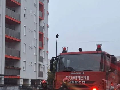 Incendiu într-un bloc de zece etaje din Arad. Zeci de persoane au fost evacuate