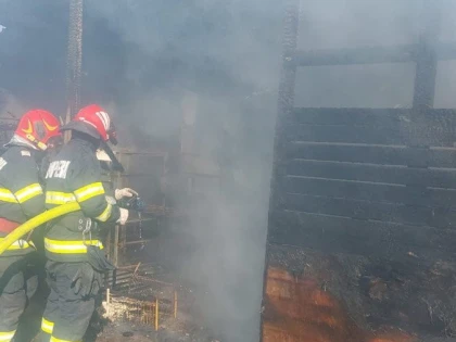 Incendiu între Șofronea și Curtici. Un șopron s-a făcut scrum