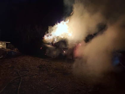 Incendiu la baloți din fân, depozitați în grădina unei case din Caporal Alexa