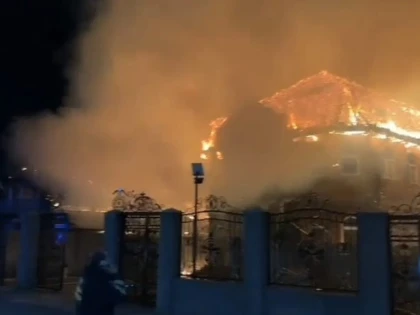 Incendiu la două case din Șiria. Pompierii au luptat patru ore cu flăcările