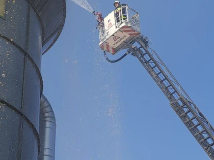 Incendiu la instalaţia de exhaustare a unei firme din Şofronea. O persoană a suferit arsuri