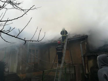 Incendiu la Iratoșu. Pompierii s-au luptat două ore cu flăcările