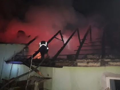Incendiu la Lipova! Pompierii s-au luptat două ore cu flăcările