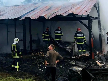 Incendiu la o casă de bătrâni din Vinga. Zeci de persoane au fost evacuate