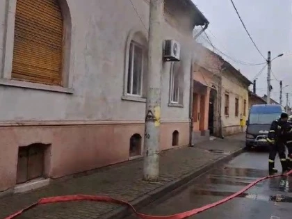 Incendiu la o casă de pe strada Mihail Kogălniceanu, din municipiul Arad