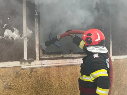 Incendiu la o casă din Chișlaca: două camere și acoperișul au fost afectate