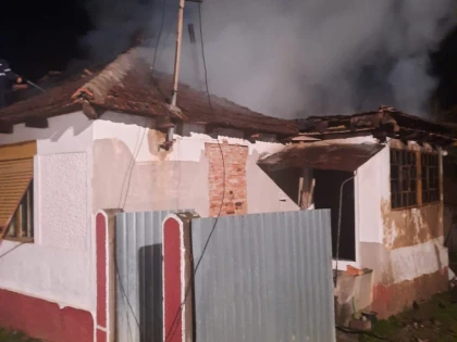 Incendiu la o casă din comuna Craiva. Focul a fost pus cu intenție