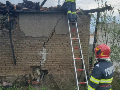 Incendiu la o casă din Hălmagiu. Intervenția pompierilor a limitat pagubele