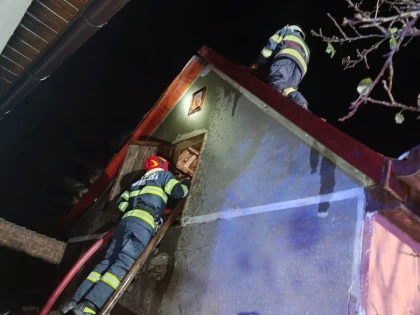 Incendiu la o casă din Ineu. Intervenția pompierilor a reușit să limiteze pagubele