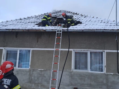 Incendiu la o casă din Ineu. Intervenția promptă a pompierilor a făcut ca incendiul să fie stins în limitele găsite