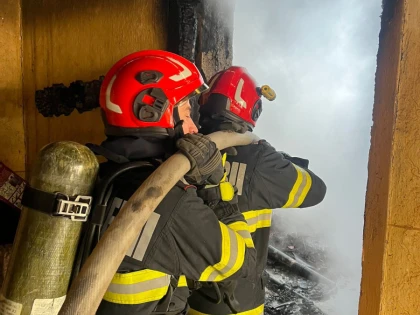 Incendiu la o casă din Iratoșu. Pompierii au reușit să împiedice extinderea focului la alte construcții din zonă