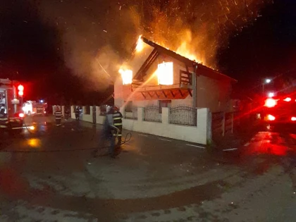 Incendiu la o casă din Leasa. Pompierii au intervenit cu mai multe autospeciale