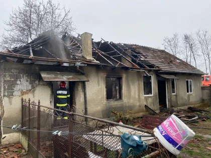 Incendiu la o casă din Macea. Intervenția promptă a pompierilor a limitat pagubele materiale