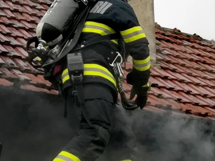 Incendiu la o casă din Macea. Pompierii suspectează că focul a fost pus intenționat