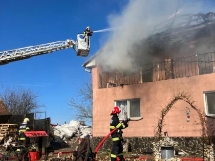 Incendiu la o casă din Mânerău. Au ars acoperișul și patru camere de la mansardă, cu bunurile din interior