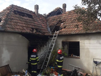 Incendiu la o casă din Mâsca. O femeie a ajuns la spital