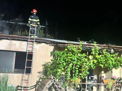 Incendiu la o casă din Moroda. Acoperișul și cinci încăperi au fost distruse de flăcări