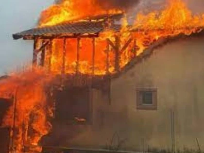 Incendiu la o casă din municipiul Arad. Un bătrân de 80 de ani a decedat