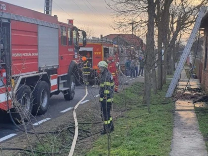 Incendiu la o casă din Peregu Mare. Pompierii au luptat două ore cu flăcările