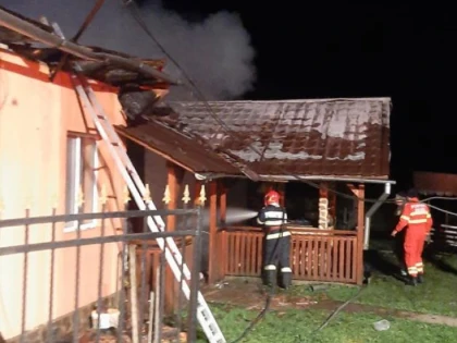 Incendiu la o casă din satul Avram Iancu. Pompierii s-au luptat trei ore cu flăcările