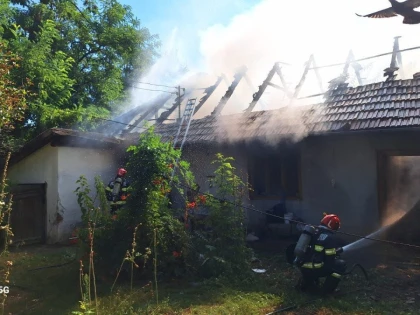 Incendiu la o casă din Șimand. O femeie de 84 de ani a ajuns la spital