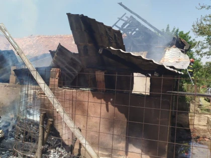 Incendiu la o casă din Tauț. Pompierii s-au luptat două ore cu flăcările