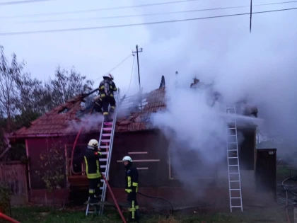 Incendiu la o casă din Turnu stins de pompieri după trei ore