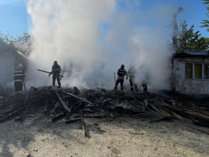 Incendiu la o clădire abandonată de pe Iuliu Maniu. Două persoane au reușit să se autoevacueze