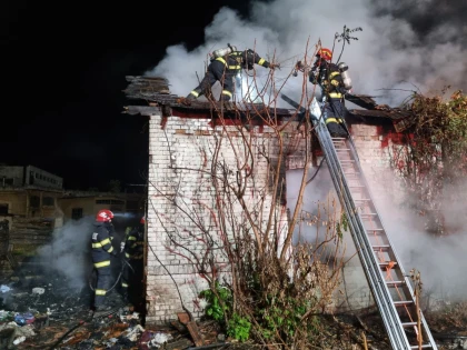 Incendiu la o clădire din incinta Gării CFR Arad. Pompierii au luptat o oră cu flăcările