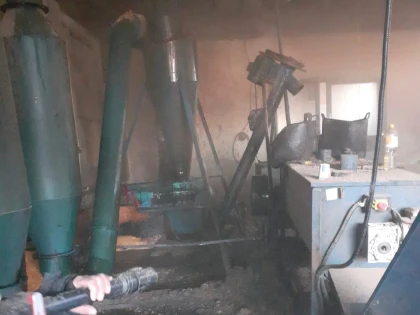 Incendiu la o hală de producție a peleților, la Sebiș