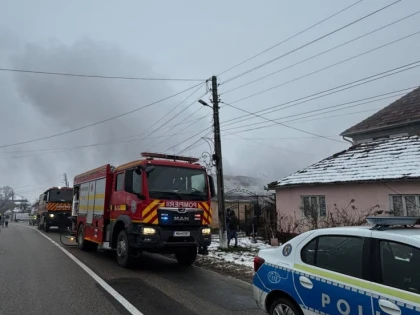 Incendiu la o locuință din Craiva. Flăcările au cuprins acoperișul și interiorul casei