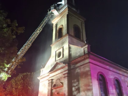 Incendiu la turla Bisericii ortodoxe din Luguzău, provocat de un trăsnet