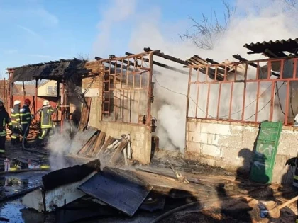 Incendiu la un atelier de tâmplărie din Pecica. Pompierii au luptat 2 ore cu flăcările