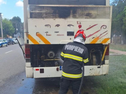 Incendiu la un autobuz în Chișineu-Criș. Pasagerii s-au autoevacuat în siguranță