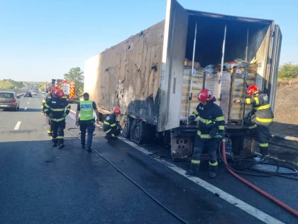 Incendiu la un autotren pe autostrada A1, între Arad și Timișoara. Pompierii au salvat cea mai mare parte a încărcăturii