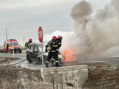 Incendiu la un autoturism în localitatea Horia. Șoferul s-a autoevacuat