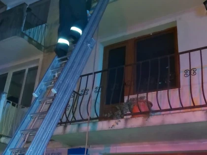 Incendiu la un magazin de piese auto din Sebiș. Pompierii au reușit să stingă focul după 45 de minute