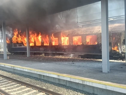 Incendiu la un vagon de călători, în stația CFR Ilteu. Pasagerii s-au autoevacuat